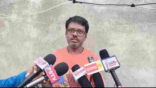 তারকেশ্বরের শিল্পী মলয় ঘোষের চমক! আইসক্রিম কাঠিতে রামচন্দ্র-মোদীর ছবি এঁকে ‘স্বর্ণভারত’ সম্মান